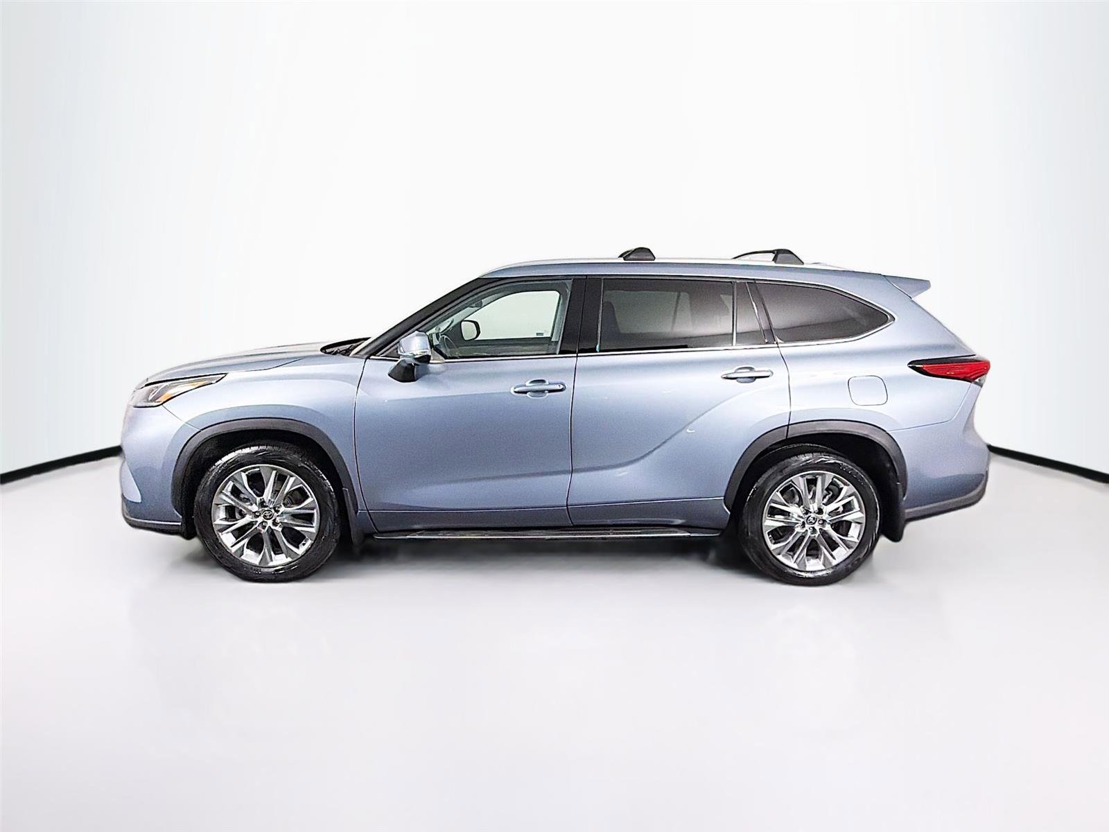 Used 2023 Toyota Highlander Limited image 4