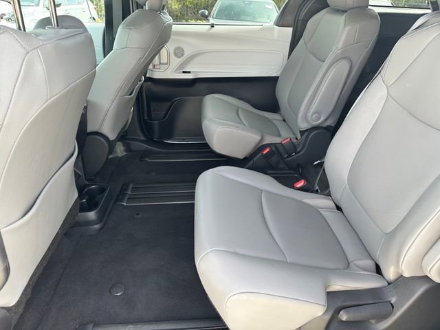 Used 2025 Toyota Sienna XLE image 28