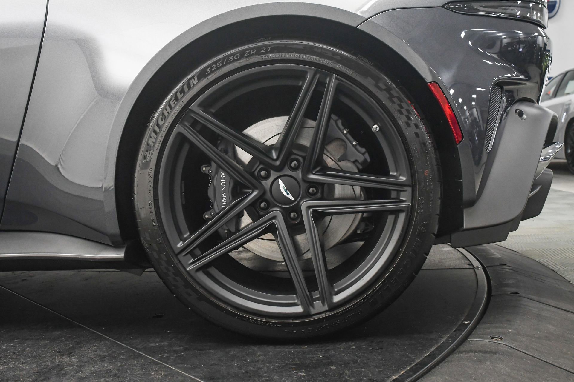 Used 2025 Aston Martin V8 Vantage Coupe image 30