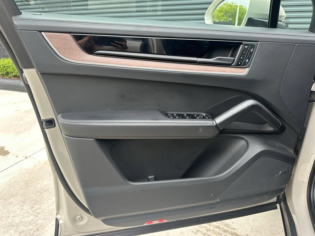 Certified 2025 Porsche Cayenne E-Hybrid AWD/4WD image 19