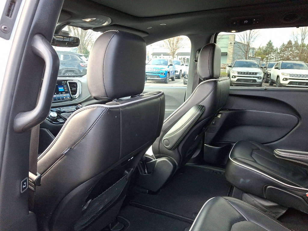 Used 2025 Chrysler Pacifica Limited image 20