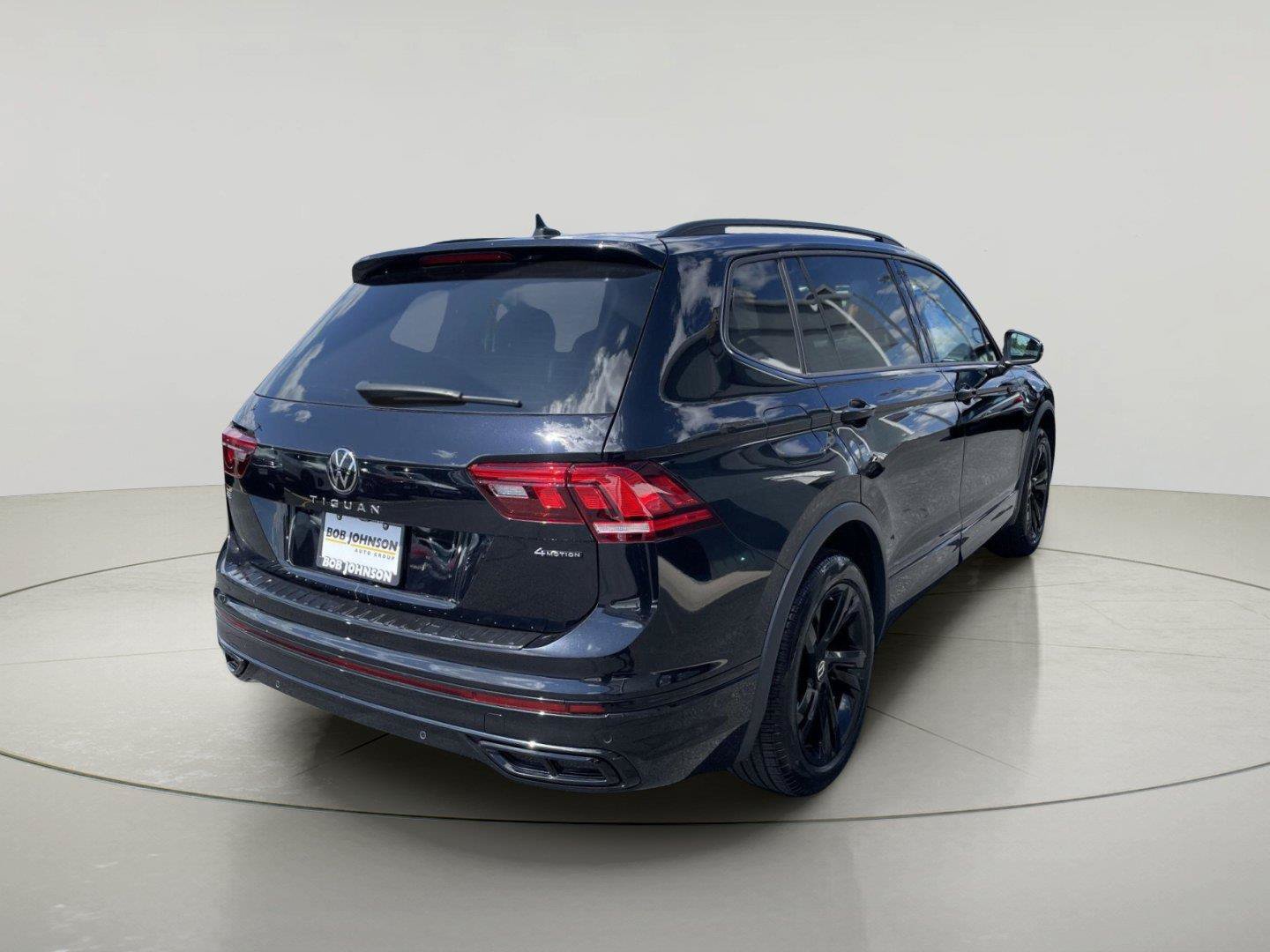 Used 2024 Volkswagen Tiguan SE R-Line AWD/4WD image 7