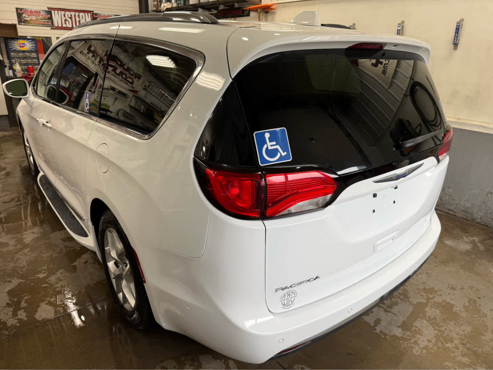 Used 2019 Chrysler Pacifica Touring-L Plus w/ Advanced Safetytec Group image 7