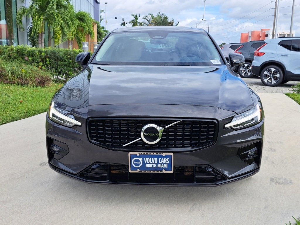 Used 2025 Volvo S60 B5 Core image 2