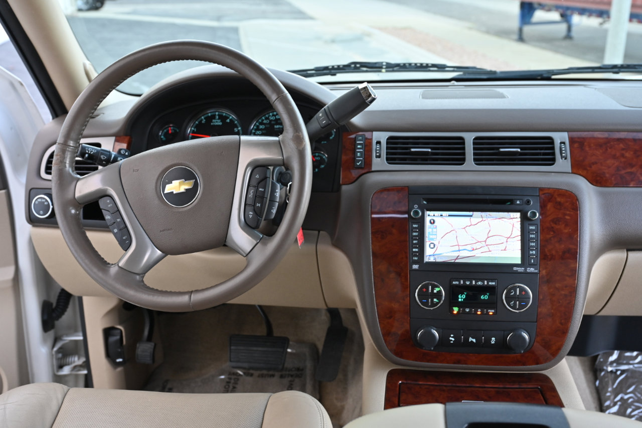 Used 2013 Chevrolet Suburban LTZ RWD image 16