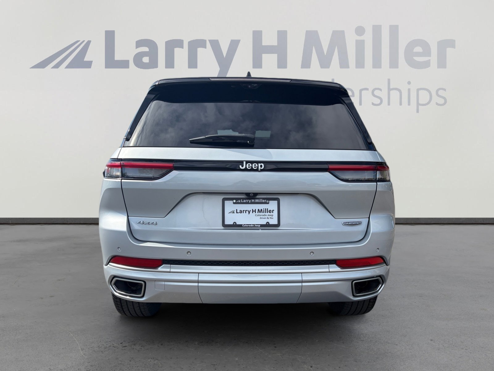 Used 2022 Jeep Grand Cherokee Summit AWD/4WD image 4