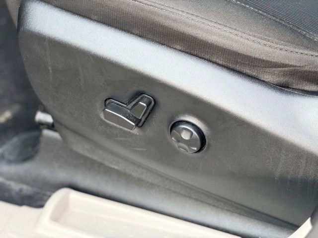 Used 2023 Chrysler Voyager LX image 7