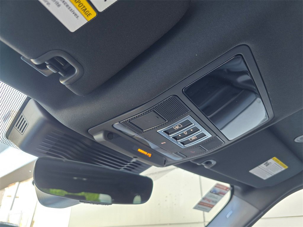 New 2025 Land Rover Discovery Metropolitan Edition image 16