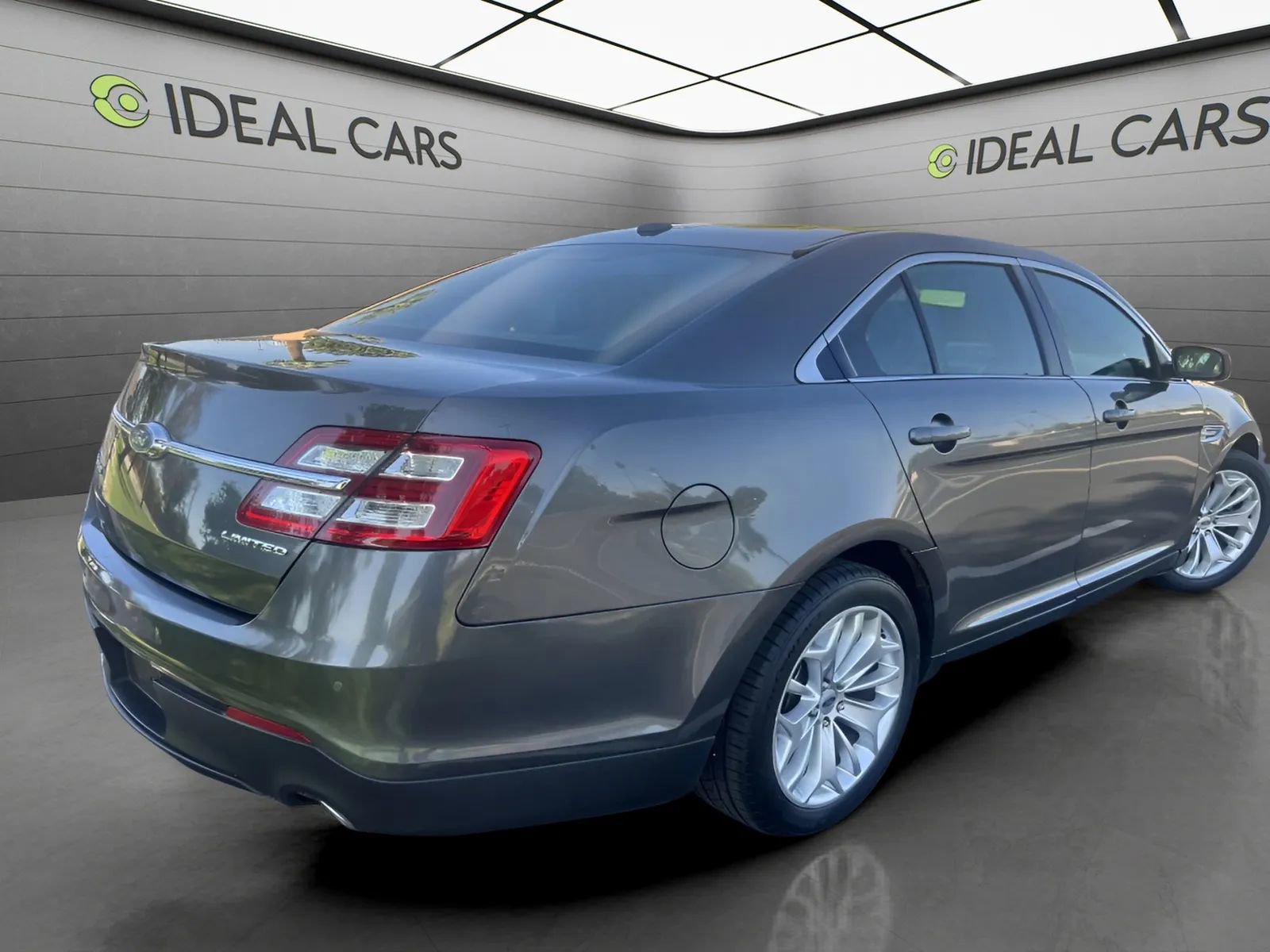 Used 2019 Ford Taurus Limited FWD image 4