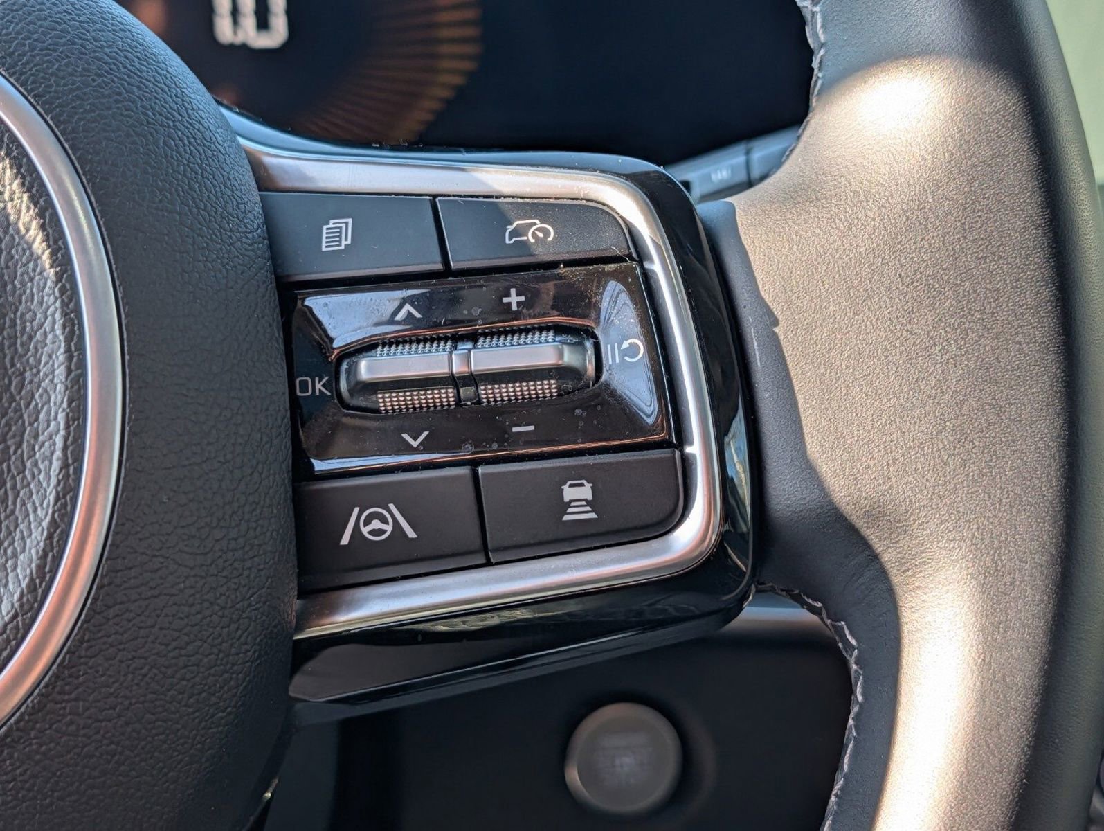 Used 2025 Kia Sorento EX w/ Panoramic Sunroof Package image 35