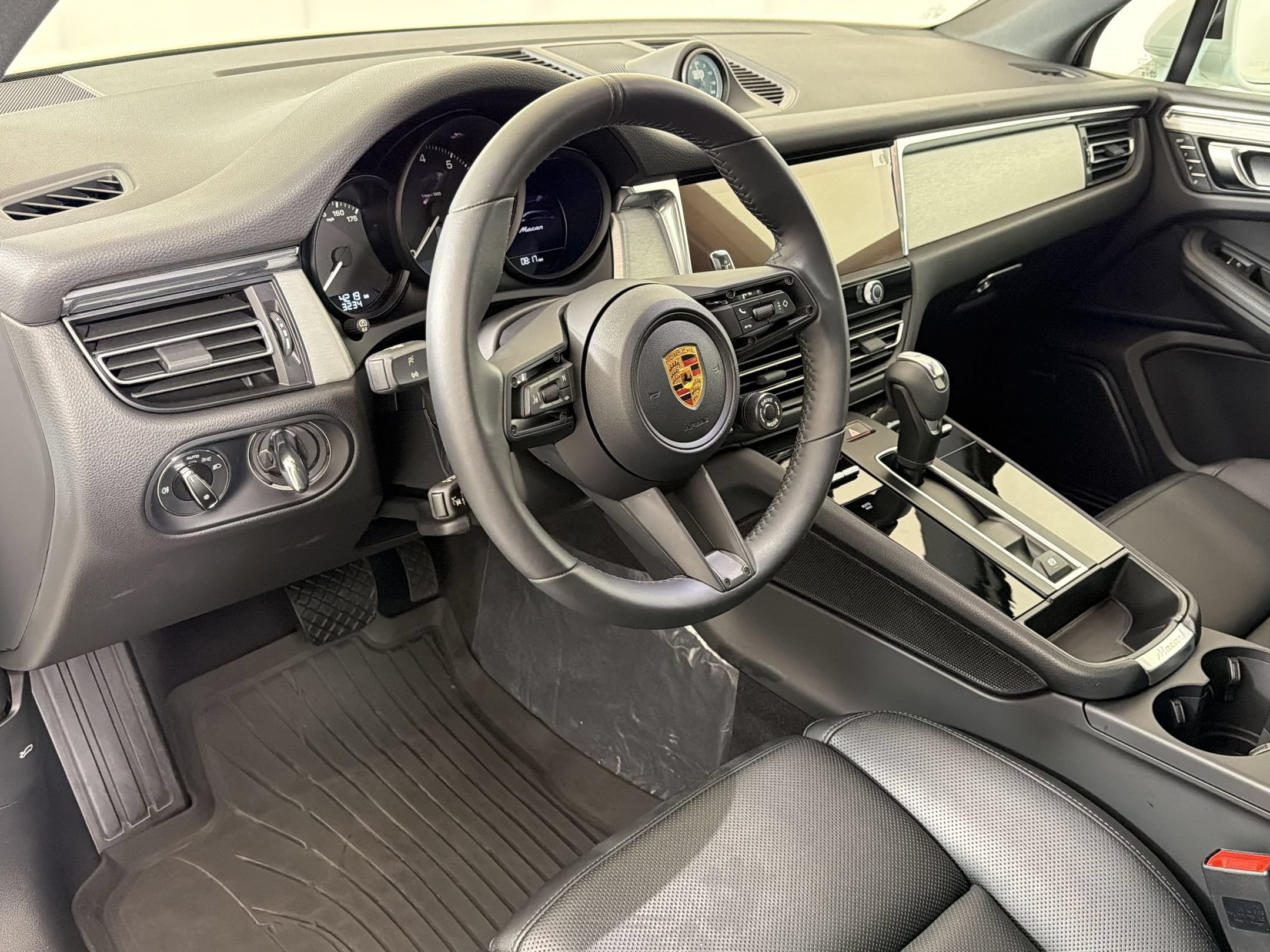 Certified 2026 Porsche Macan AWD/4WD image 4