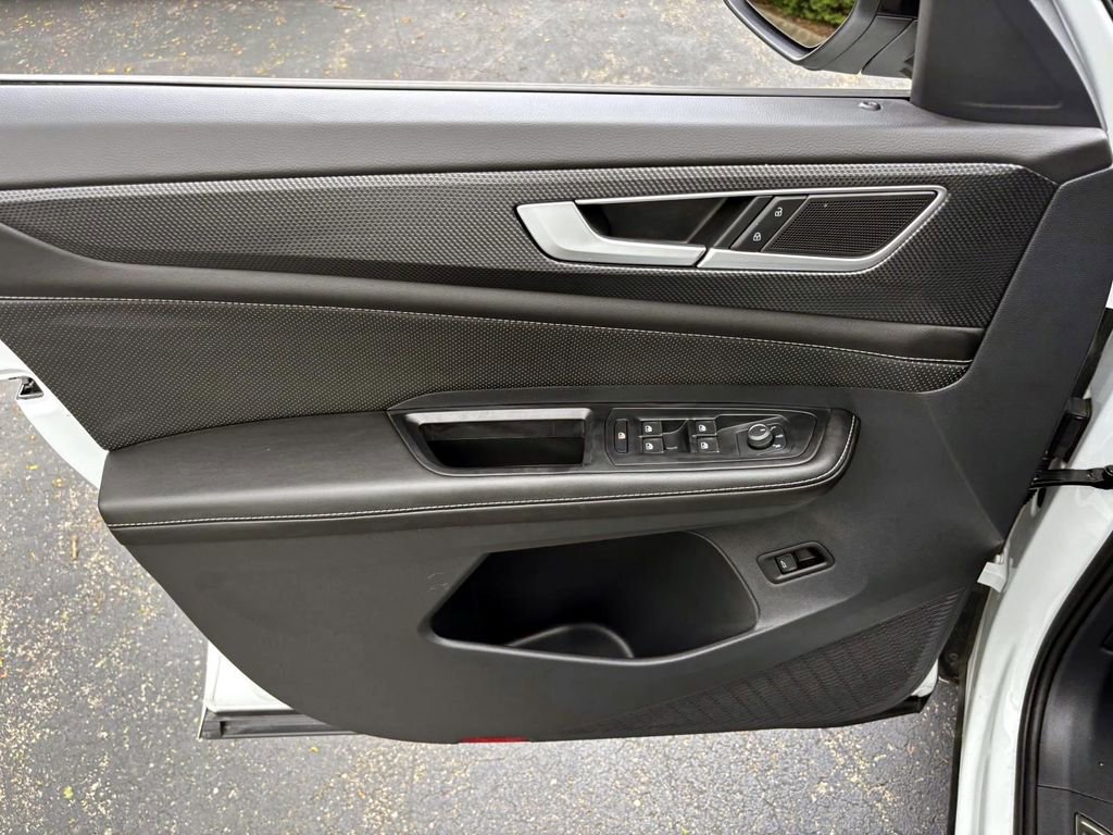 Used 2025 Volkswagen Atlas Cross Sport SEL R-Line image 11