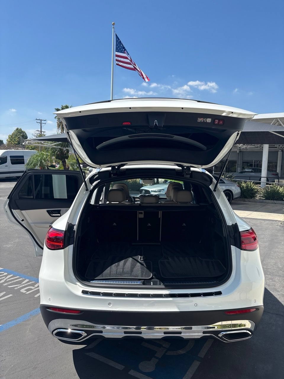 Used 2025 Mercedes-Benz GLC 350e 4MATIC image 10