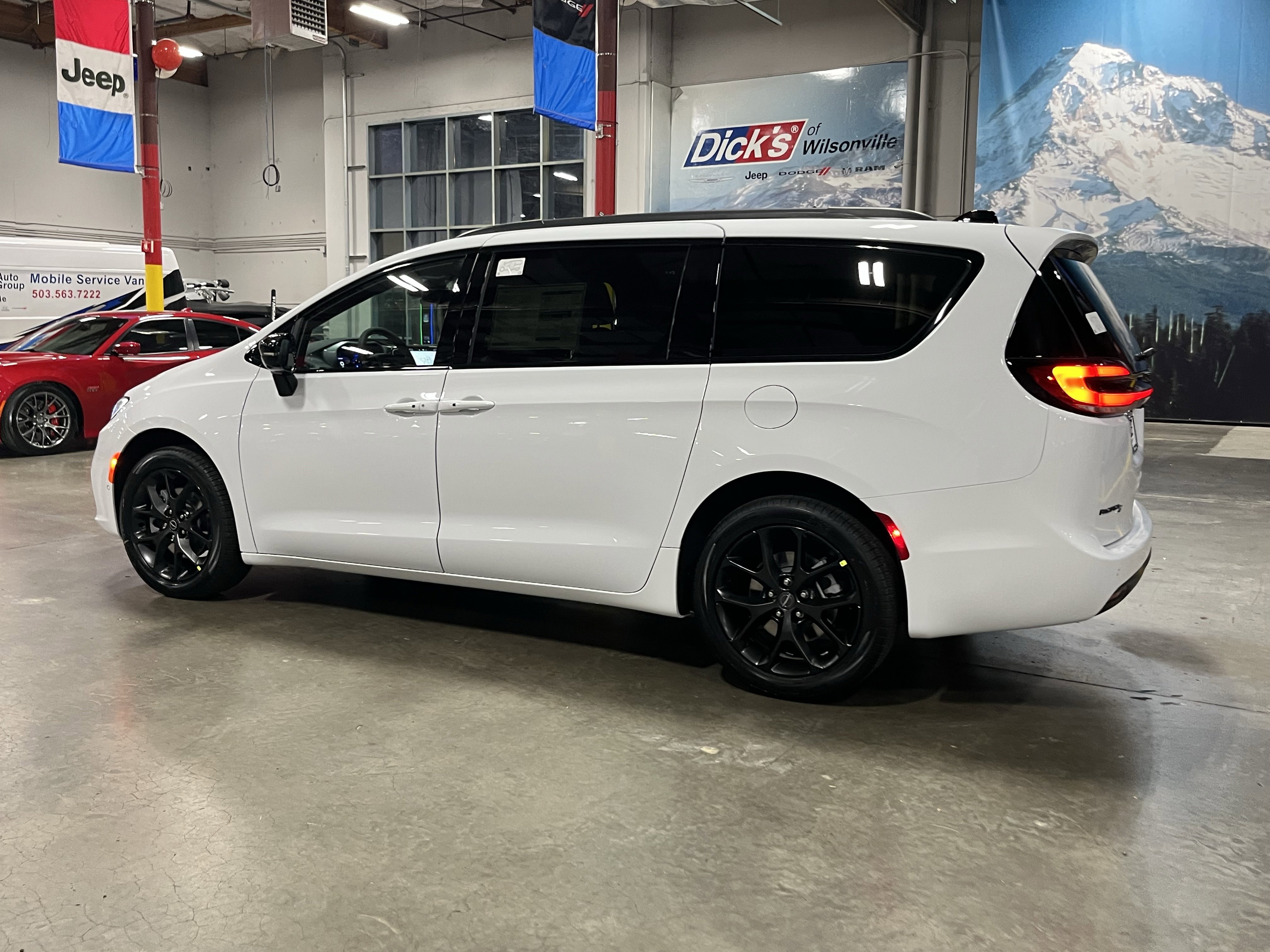 New 2026 Chrysler Pacifica Limited w/ Uconnect Theater Family Group image 3