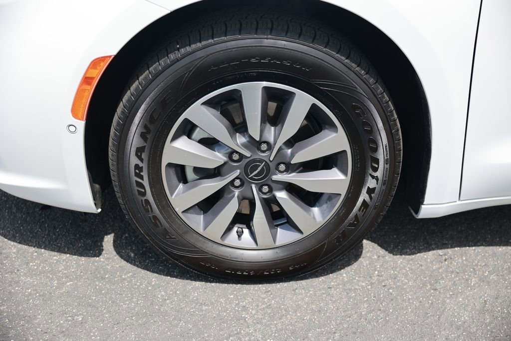 Used 2023 Chrysler Pacifica Touring-L w/ Uconnect Theater Family Group FWD image 12