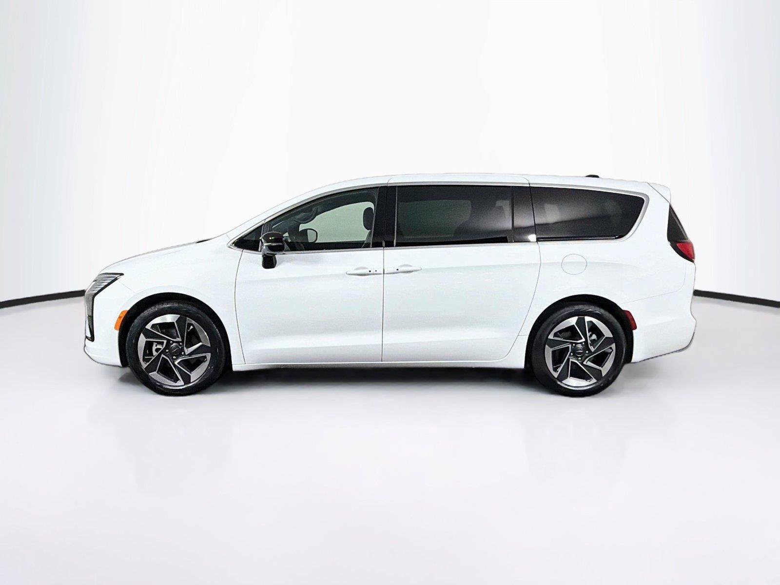 Used 2027 Chrysler Pacifica Limited FWD image 8