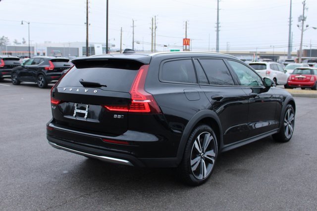 Used 2025 Volvo V60 B5 Cross Country Plus image 44