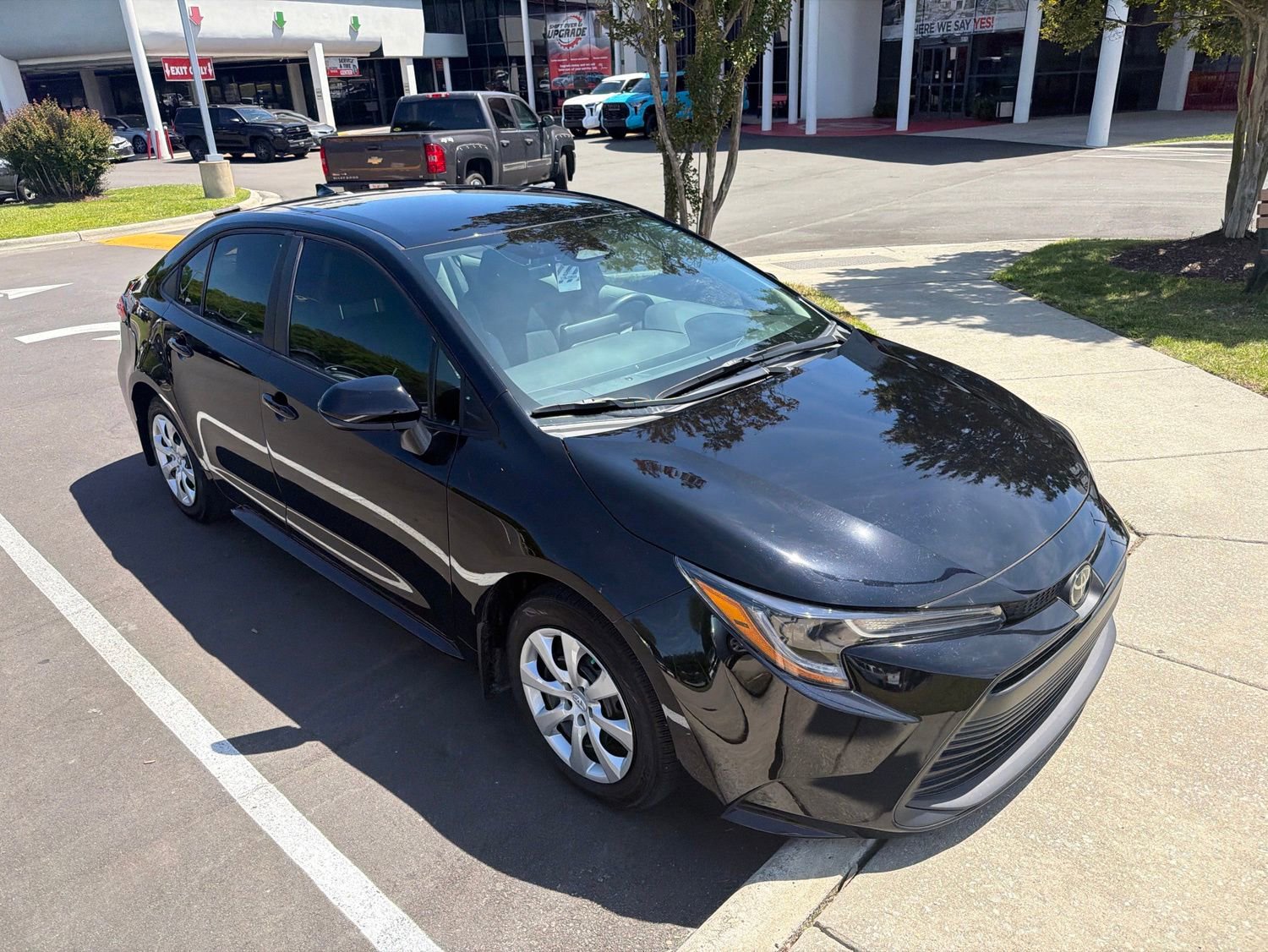 Used 2025 Toyota Corolla LE FWD image 3