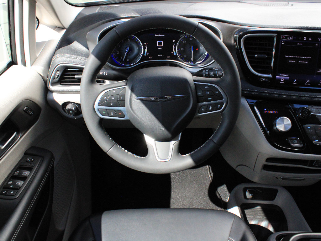 Used 2023 Chrysler Pacifica Touring-L AWD/4WD image 13