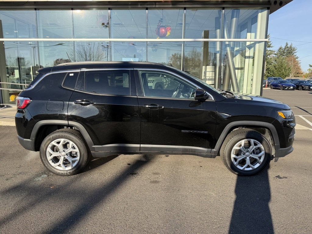 Used 2024 Jeep Compass Latitude image 8