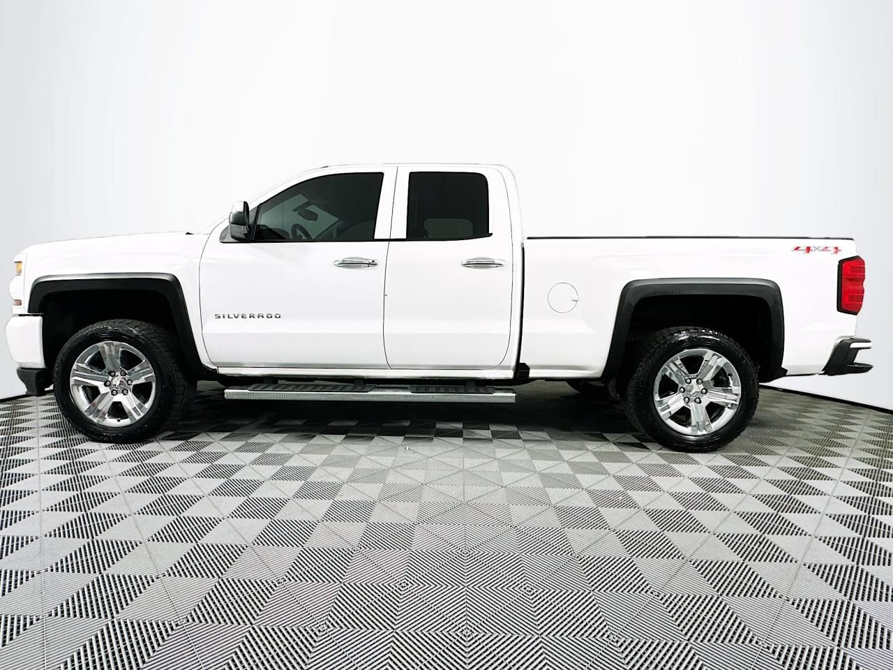 Used 2017 Chevrolet Silverado 1500 Custom w/ Custom Convenience Package AWD/4WD image 7