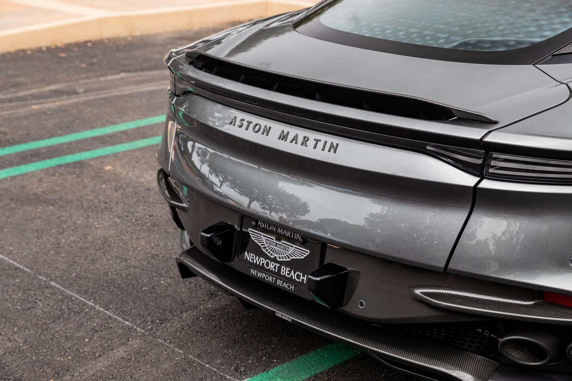 Used 2019 Aston Martin DBS Superleggera RWD image 4