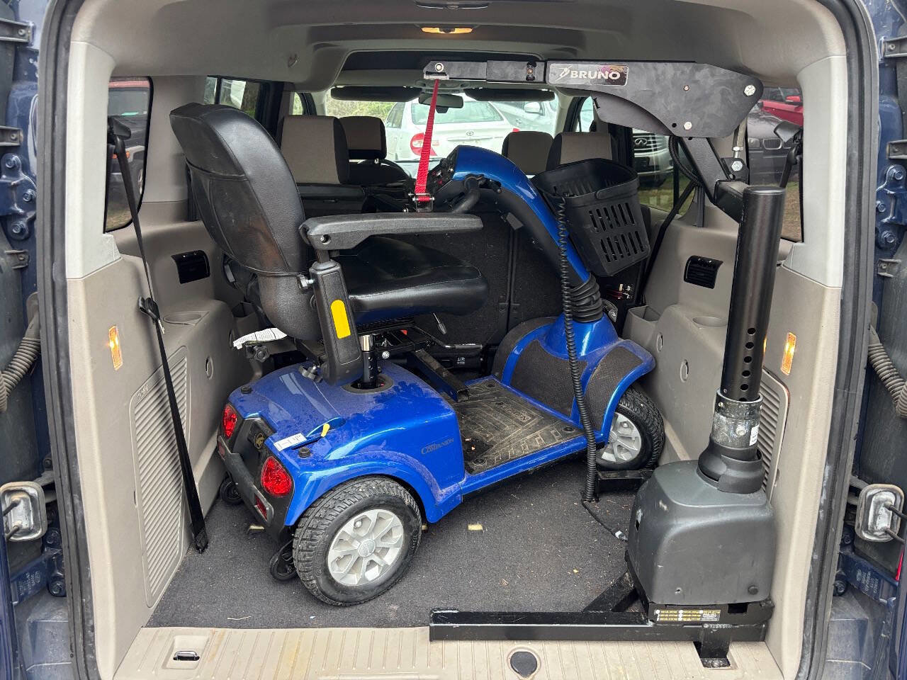 Used 2018 Ford Transit Connect XLT image 17