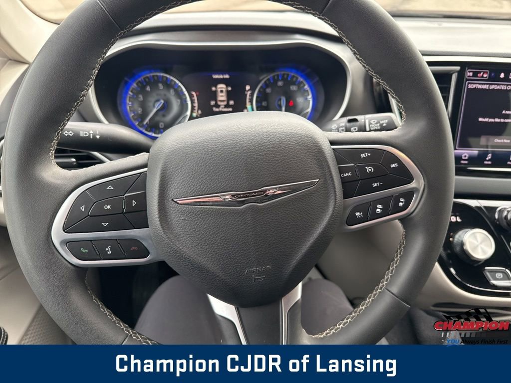 Used 2024 Chrysler Pacifica Touring-L image 21