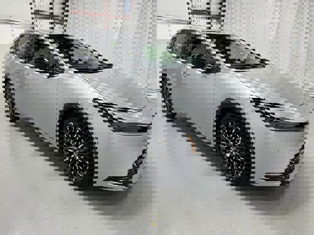 Used 2025 Toyota Prius XLE image 1