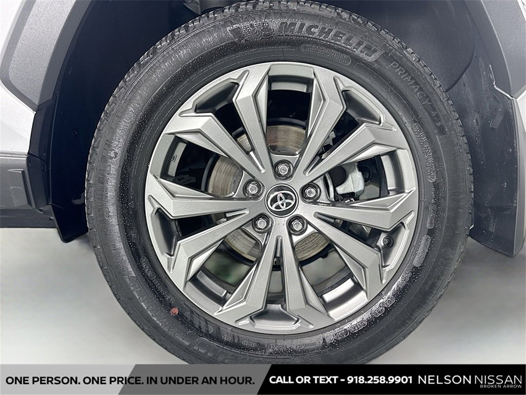 Used 2022 Toyota RAV4 XLE Premium image 29