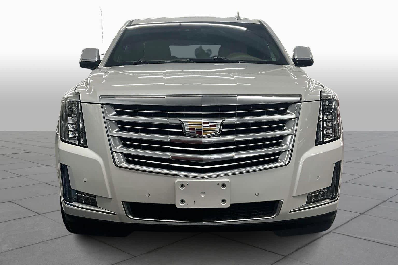 Used 2019 Cadillac Escalade Platinum image 3