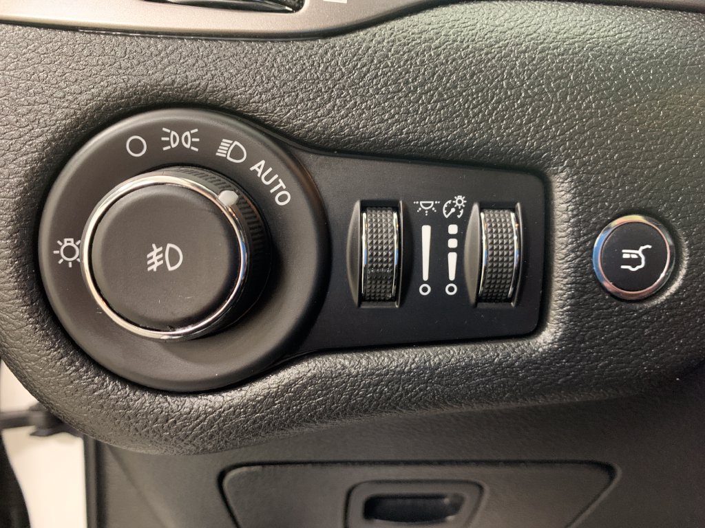Used 2019 Jeep Cherokee Limited w/ Luxury Group AWD/4WD image 16