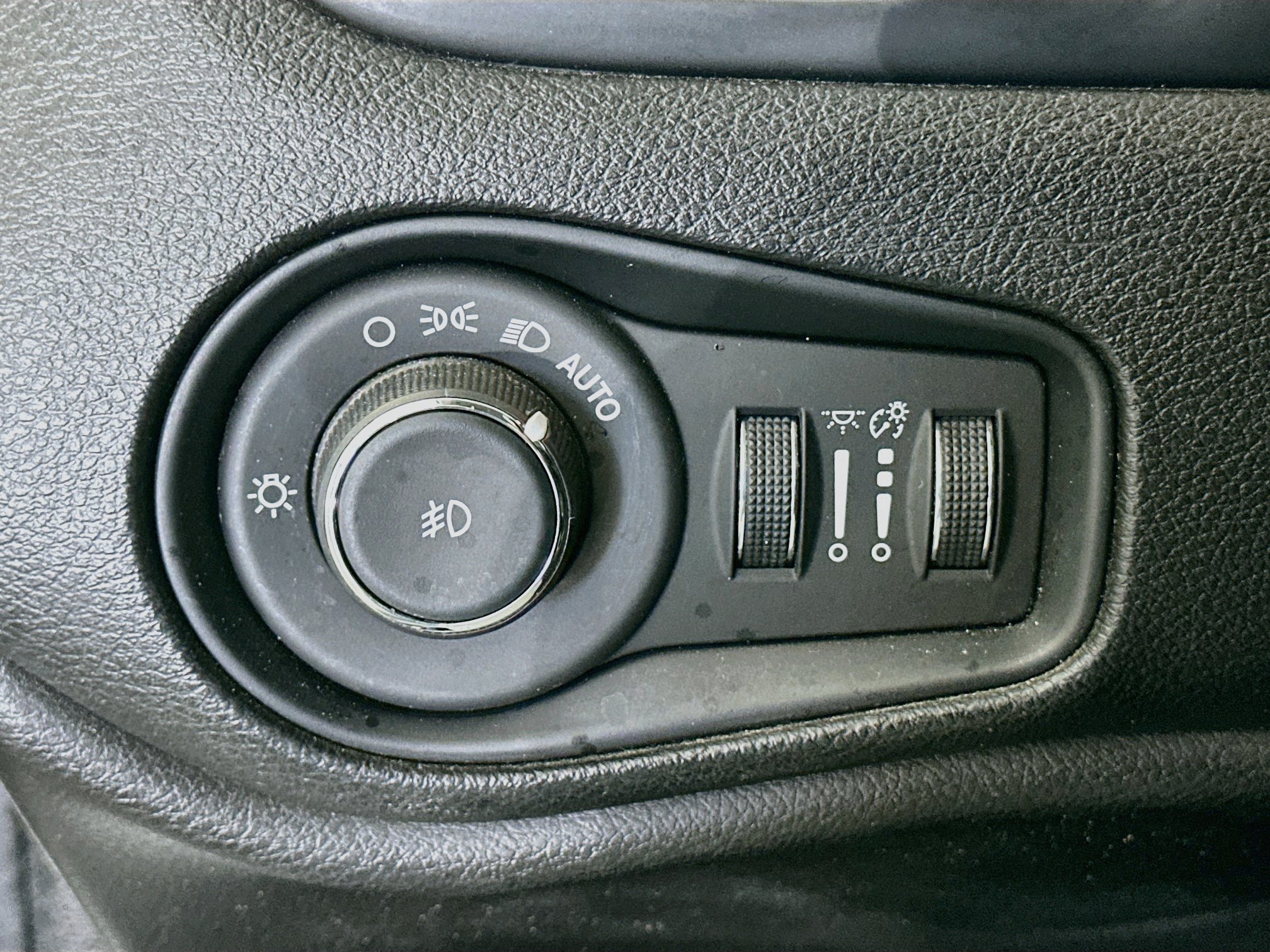 Used 2017 Jeep Renegade Altitude FWD image 16