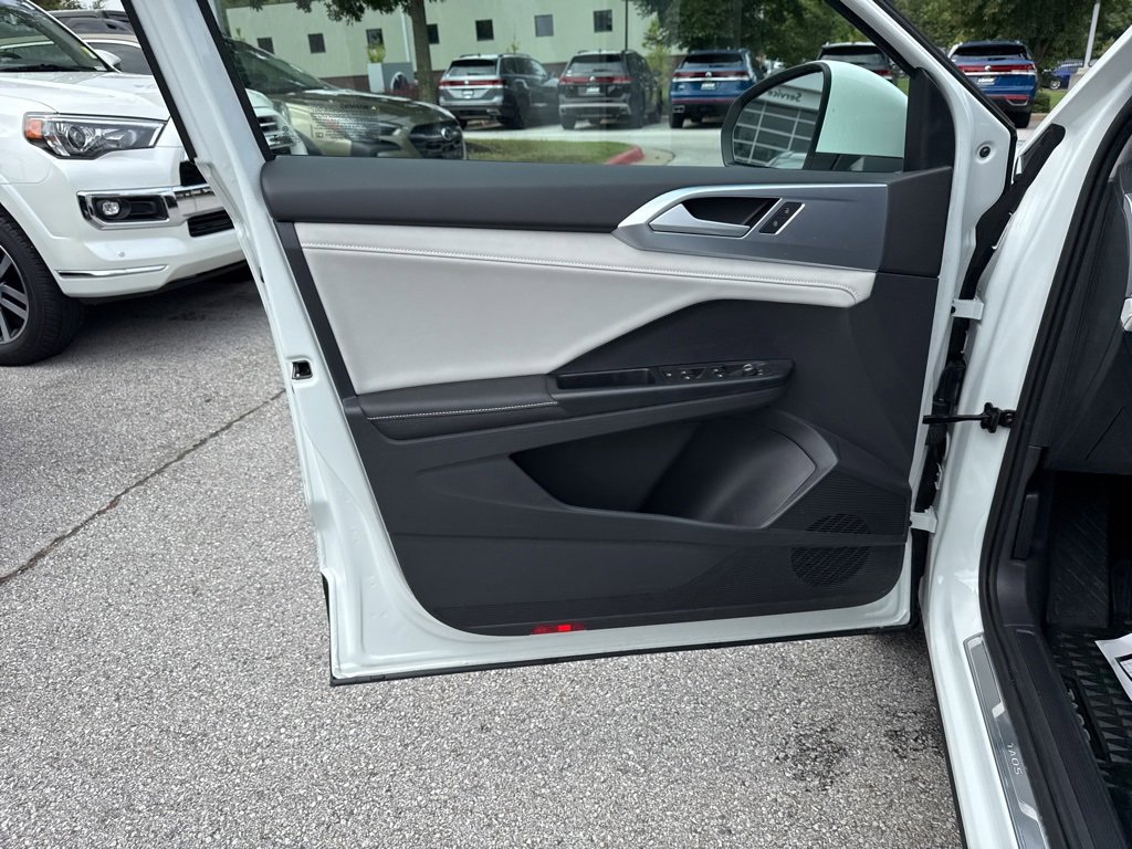 Used 2025 Volkswagen Taos SE image 18
