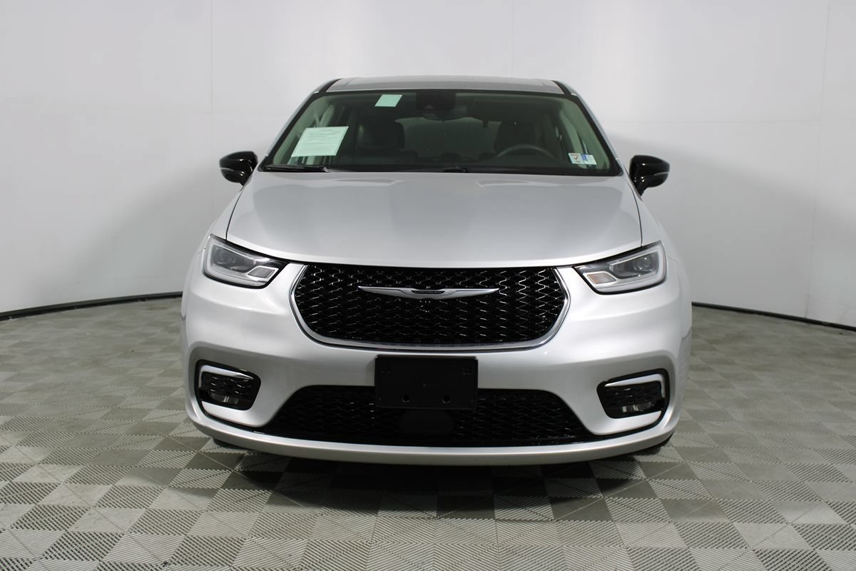 Used 2024 Chrysler Pacifica Touring-L FWD image 44
