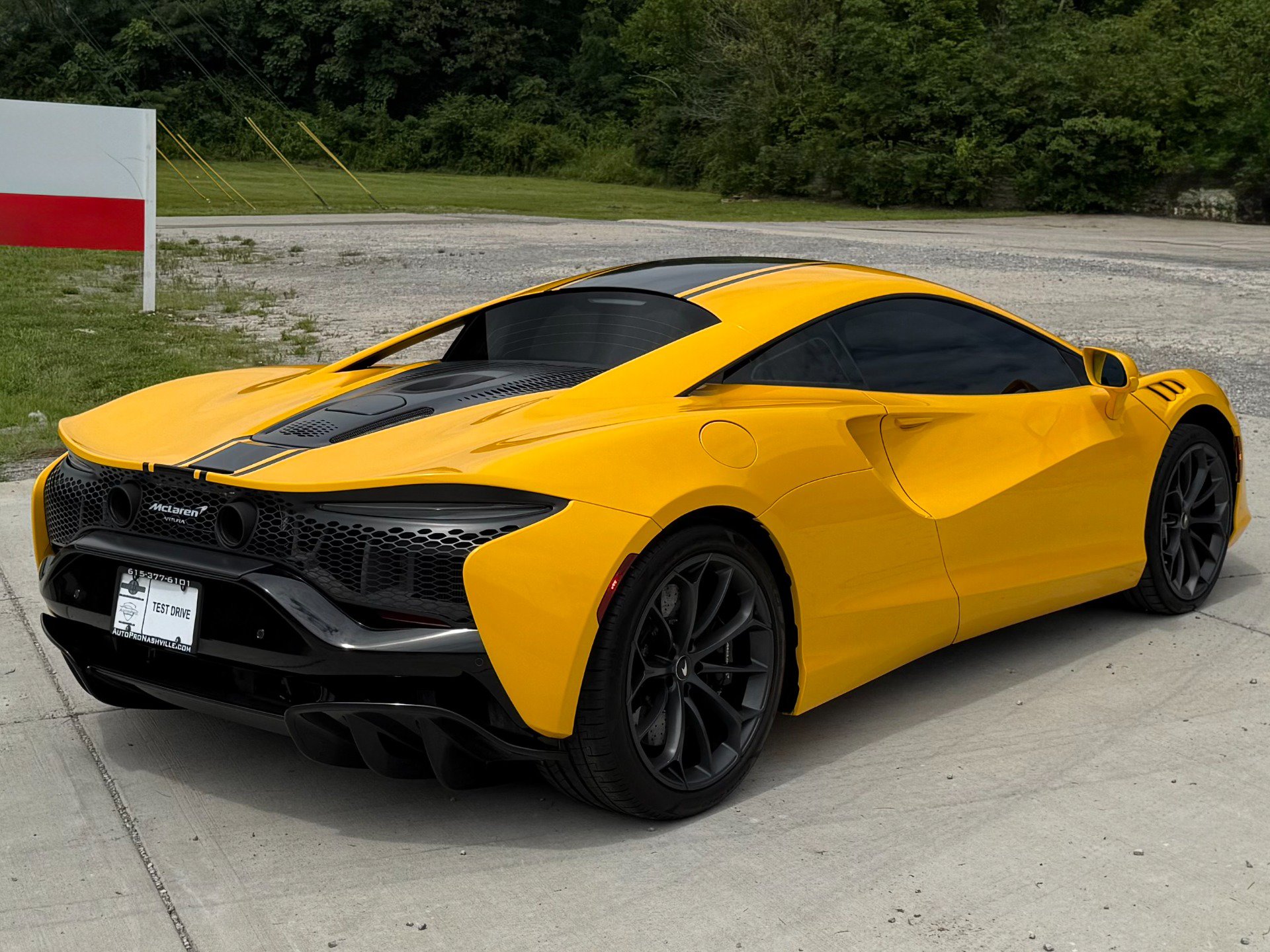 Used 2024 McLaren Artura RWD image 10
