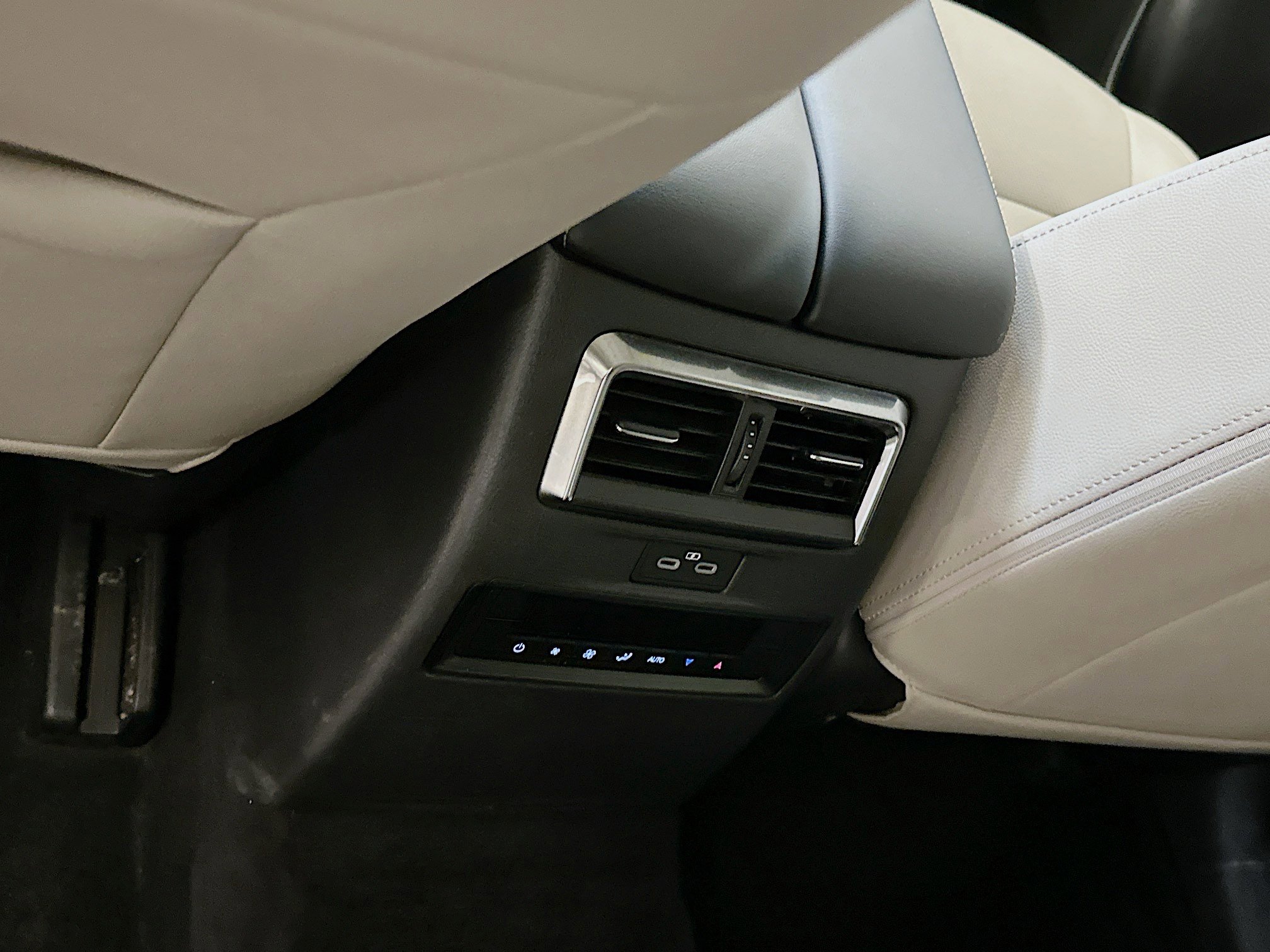 Used 2024 MAZDA CX-90 Plug-In Hybrid w/ Premium Pkg image 29