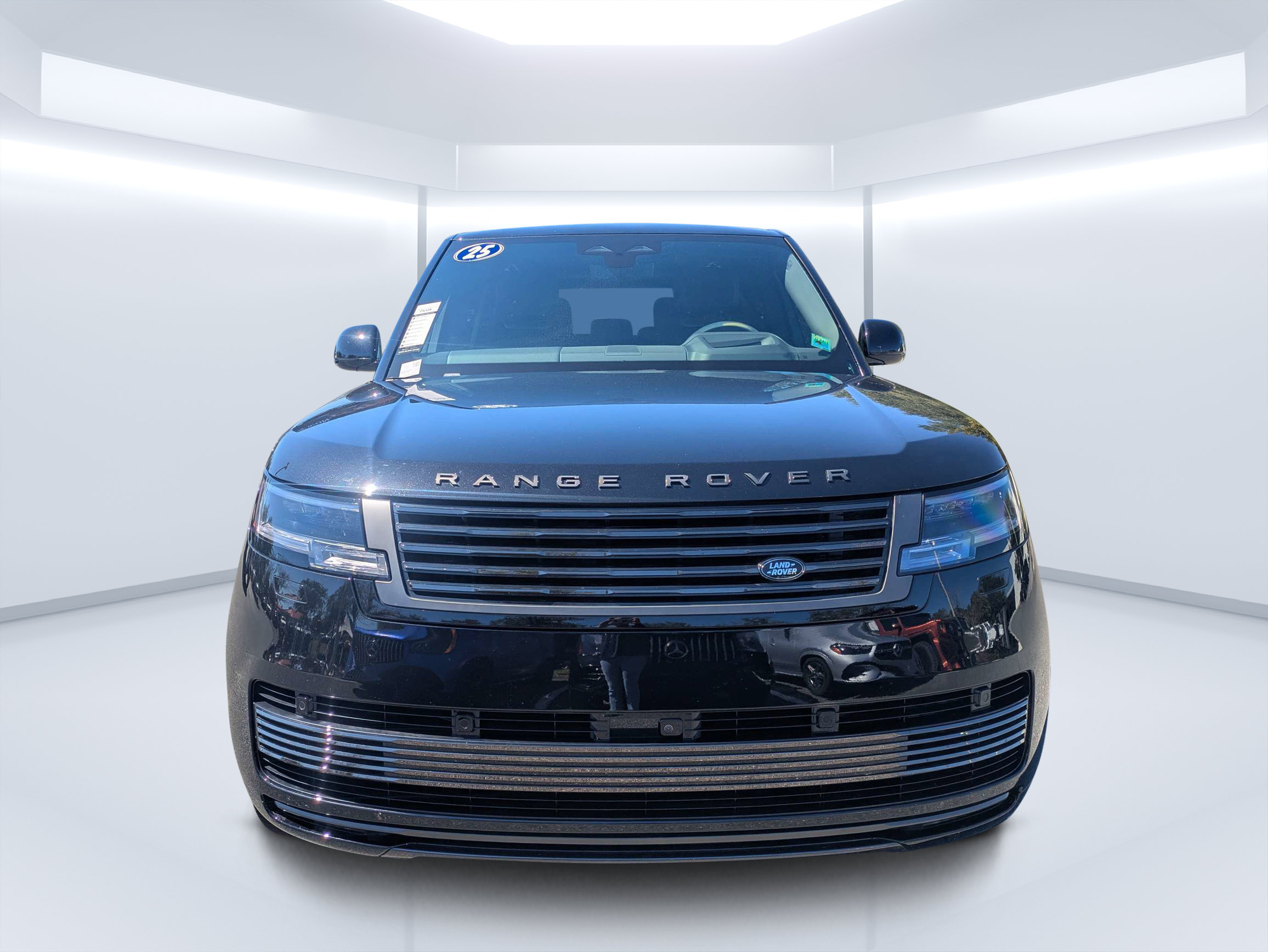 Used 2025 Land Rover Range Rover SV AWD/4WD image 8