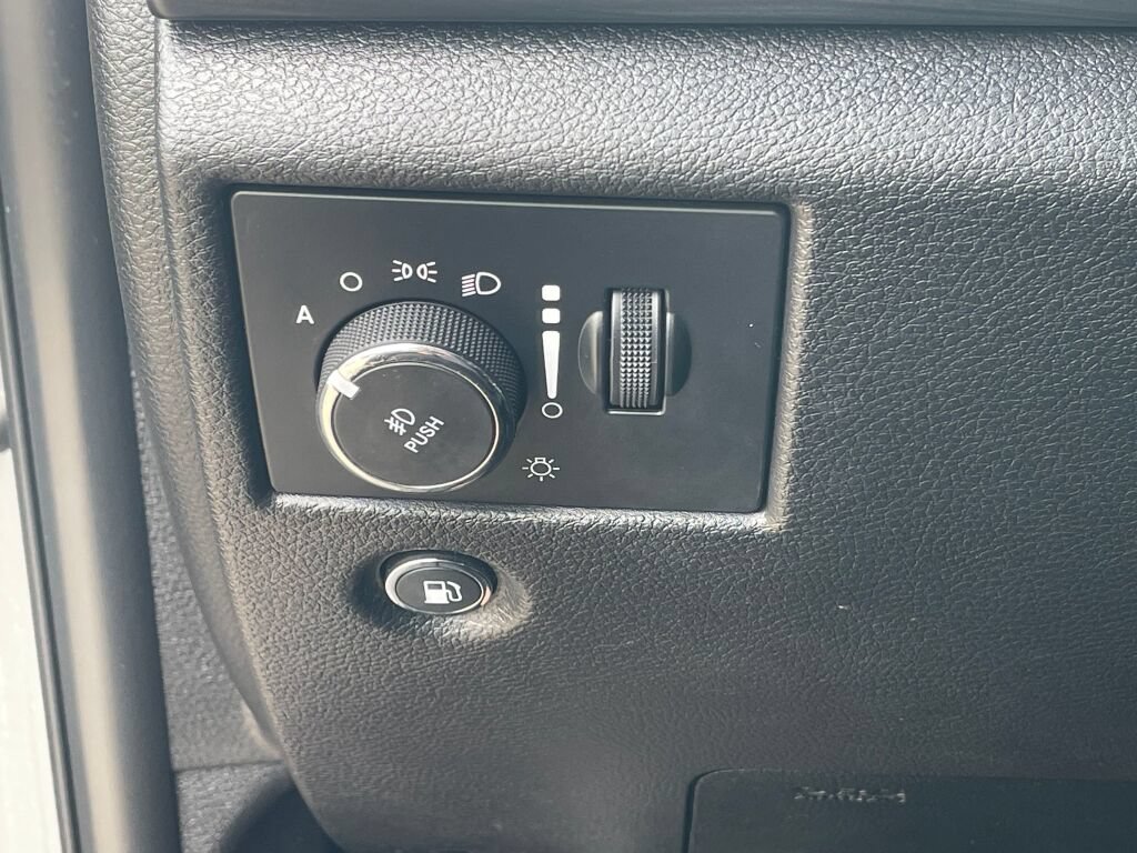 Used 2019 Jeep Grand Cherokee Altitude AWD/4WD image 23