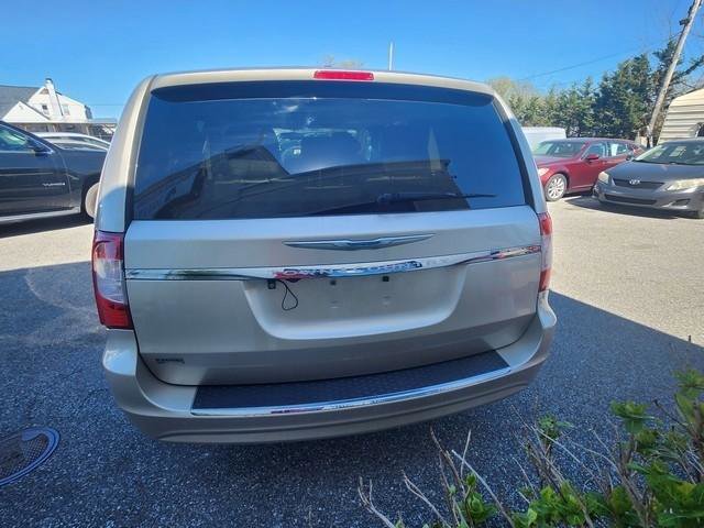 Used 2015 Chrysler Town & Country Touring FWD image 6