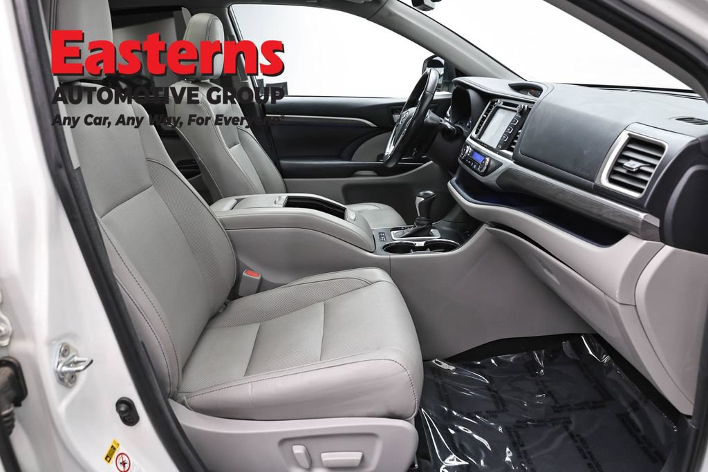 Used 2017 Toyota Highlander Limited Platinum AWD/4WD image 28