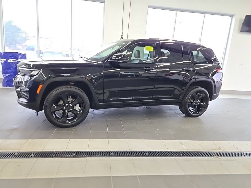 Used 2025 Jeep Grand Cherokee Limited w/ Black Appearance Package AWD/4WD image 18