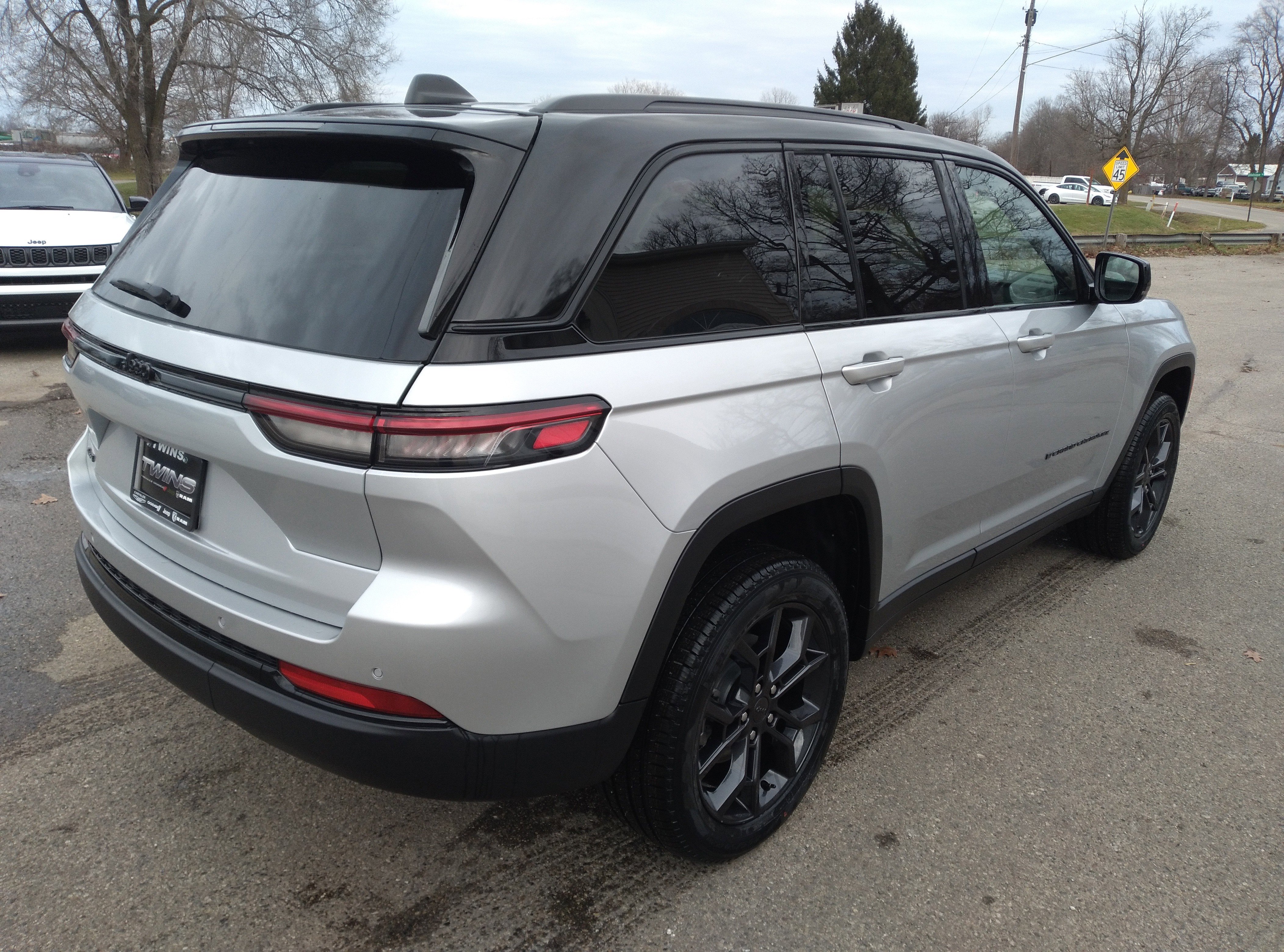 New 2025 Jeep Grand Cherokee Limited image 3