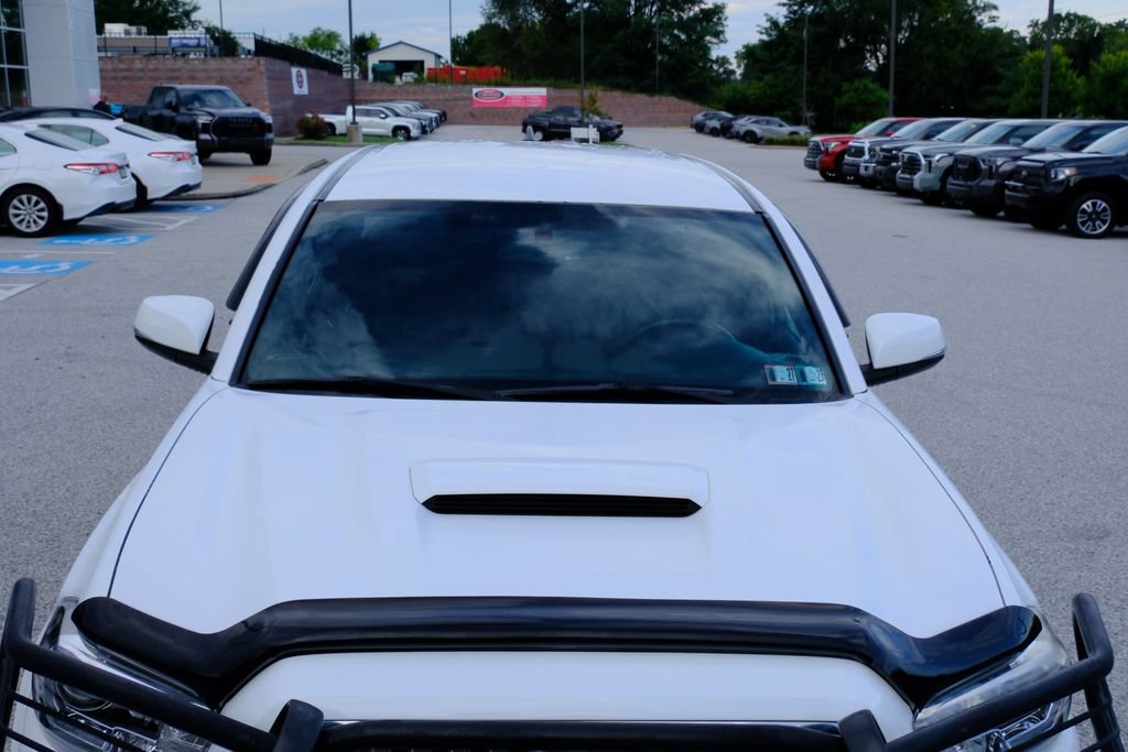 Used 2017 Toyota Tacoma TRD Sport w/ Tow Package (A/T) AWD/4WD image 9