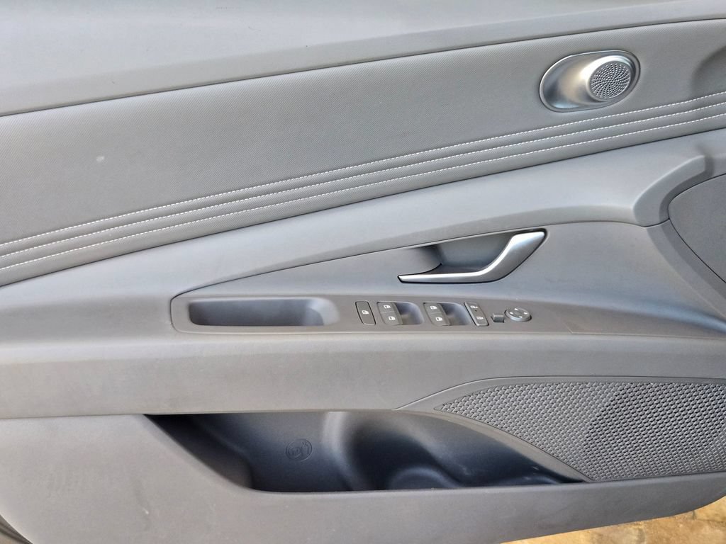 Used 2025 Hyundai Elantra Sport FWD image 11