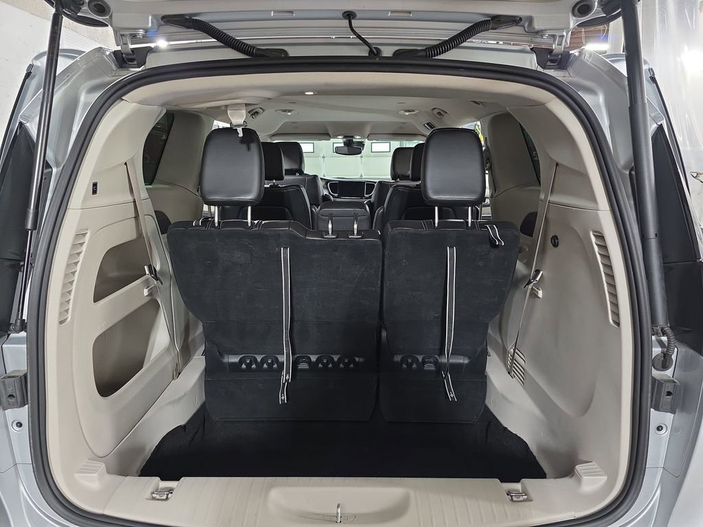 Used 2023 Chrysler Pacifica Touring-L image 13