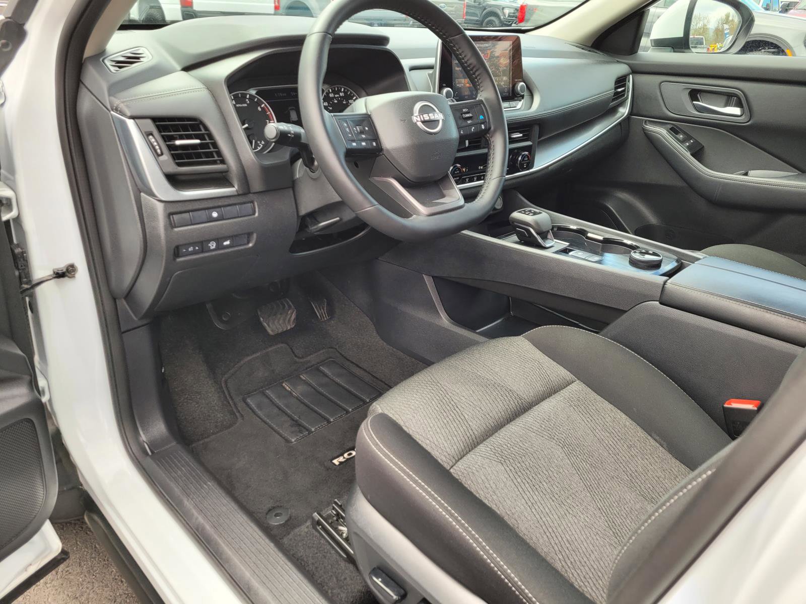 Used 2025 Nissan Rogue SV AWD/4WD image 11