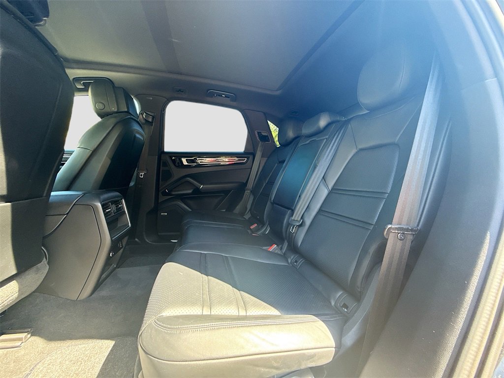 Used 2019 Porsche Cayenne w/ Premium Package image 27