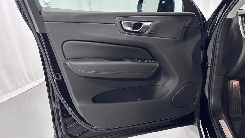 Certified 2025 Volvo XC60 B5 Core AWD/4WD image 16
