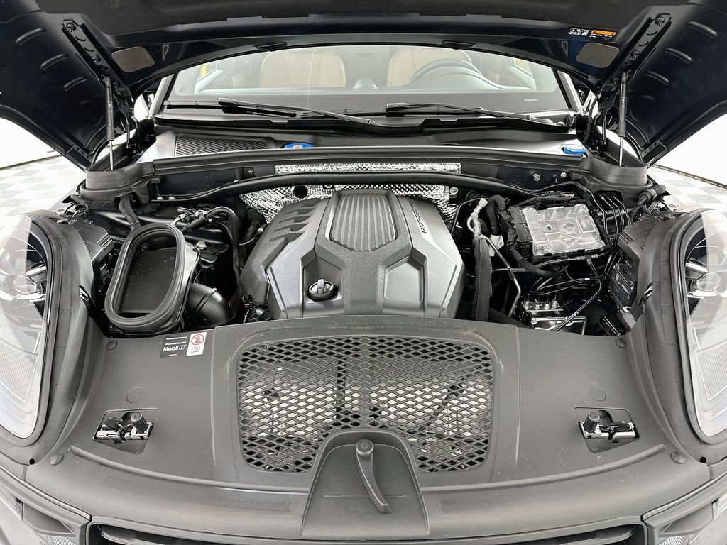Certified 2026 Porsche Macan AWD/4WD image 32